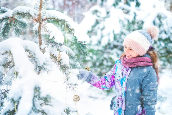 Kislány díszítő karácsonyfa — Stock Fotó