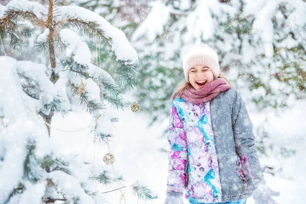 Mosolygó tizenéves lány inog a hó — Stock Fotó