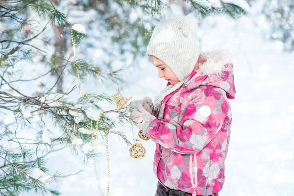 装饰圣诞树的小女孩 — 图库照片
