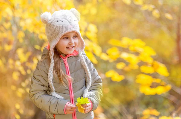 Liten flicka i en höst-skog — Stockfoto