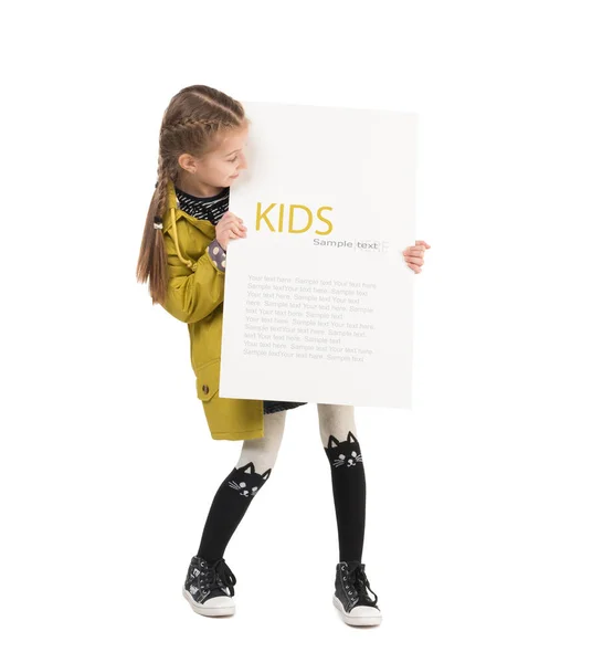 Uśmiechnięta dziewczynka z białą kartką w ręce — Zdjęcie stockowe