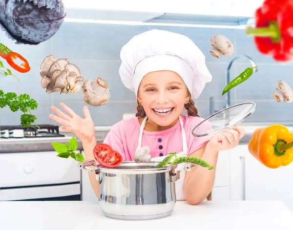 Mała dziewczynka przygotowuje wegetariańska zupa — Zdjęcie stockowe