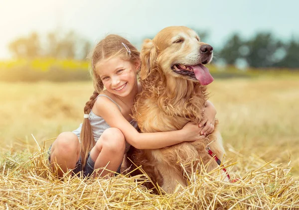 Gadis kecil yang bahagia dengan anjingnya — Stok Foto