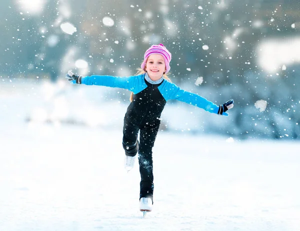 Маленька дівчинка, катання на ковзанах — стокове фото