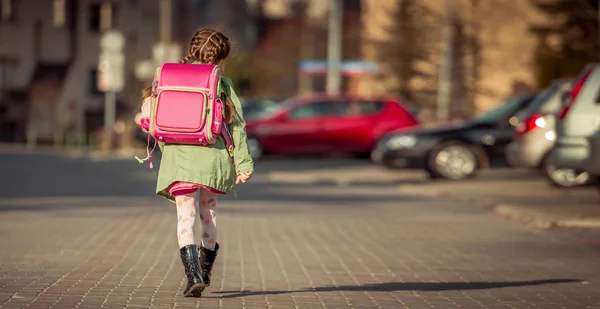 Petite fille qui va à l'école — Photo