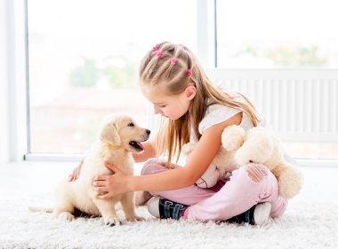 Küçük kız petting retriever köpek yavrusu