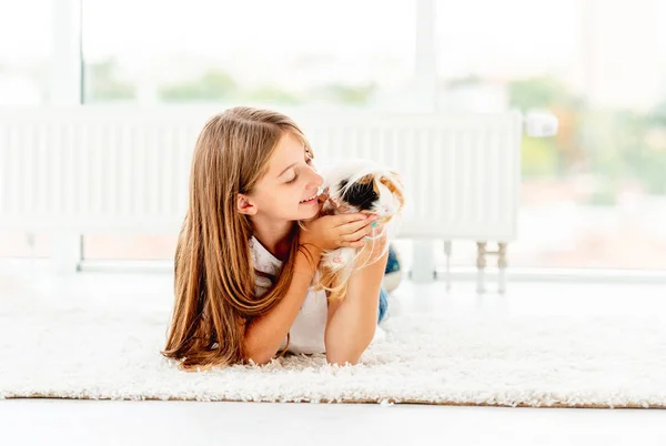 Menina abraçando cobaia porco — Fotografia de Stock