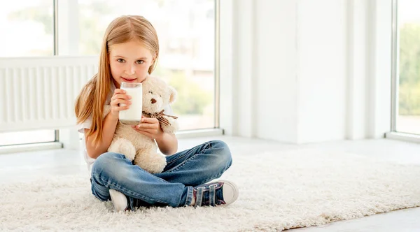 Menina bebendo leite — Fotografia de Stock