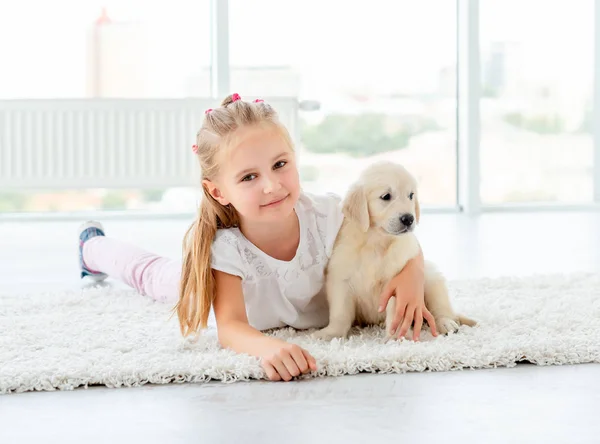 Filhote de cachorro de retriever e menina — Fotografia de Stock