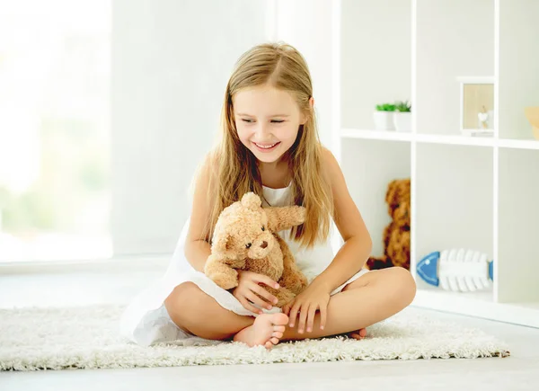 Dziewczyna przytula Teddy Bear — Zdjęcie stockowe