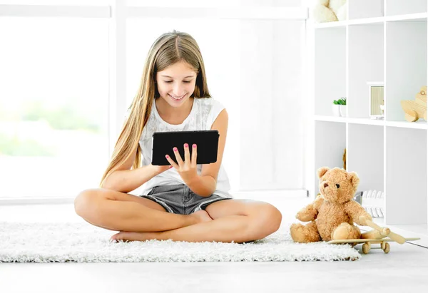 Dziewczyna przy użyciu komputera typu tablet — Zdjęcie stockowe