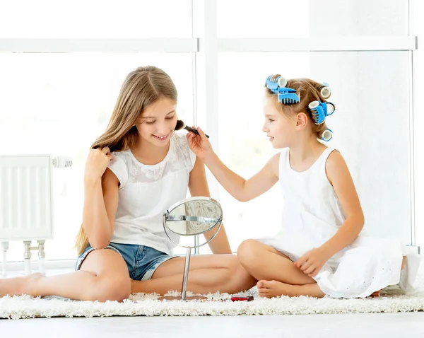 Meninas fazendo maquiagem — Fotografia de Stock