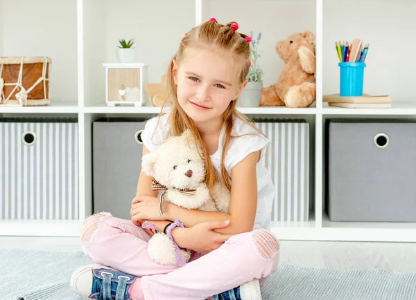 Niña abrazando oso de peluche —  Fotos de Stock