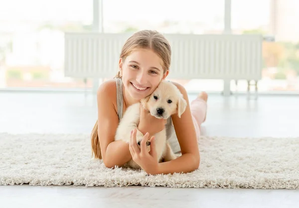 Flicka omfamna Retriever valp — Stockfoto