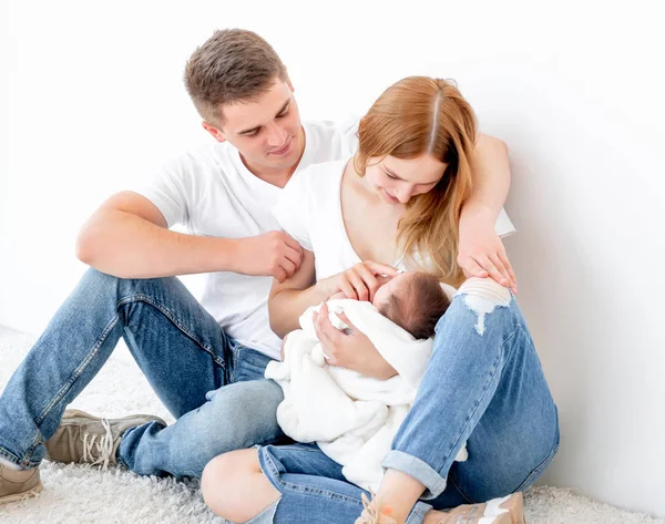 Vader, moeder en meisje van de baby — Stockfoto