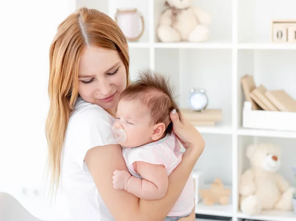 Annesi sakinleştirici bebek — Stok fotoğraf