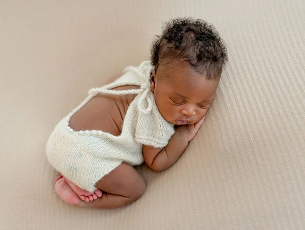 Newborn sleeps with crossed legs — Stock Photo, Image