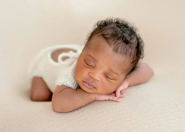 Recém-nascido descansando — Fotografia de Stock