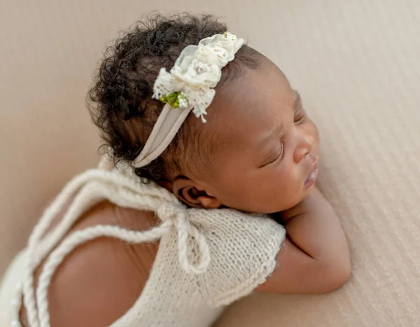 Portrait de bébé avec diadème — Photo
