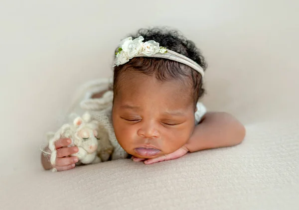 Recém-nascido sonolento com brinquedo — Fotografia de Stock