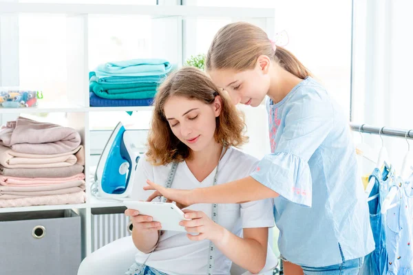 Chicas eligiendo el diseño para la costura — Foto de Stock