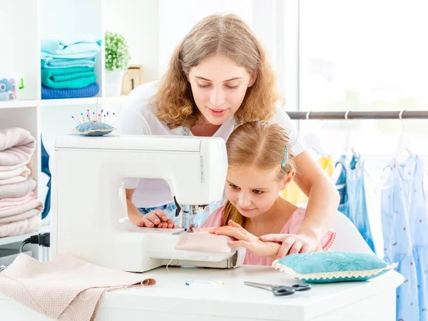 Moeder en dochter naaien — Stockfoto