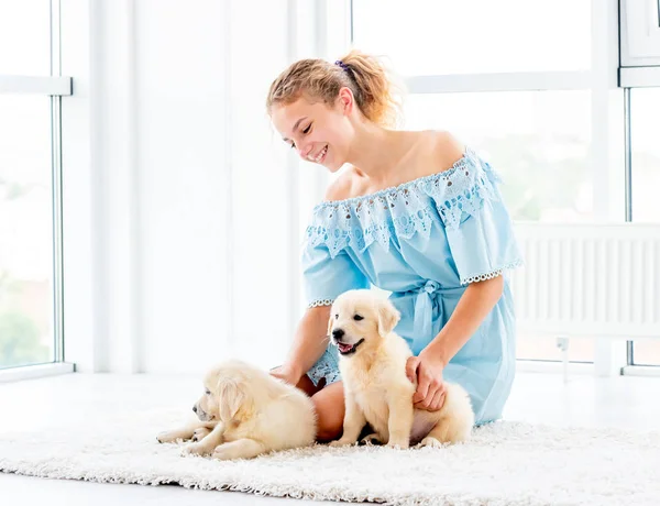 Buena chica y cachorros retriever — Foto de Stock