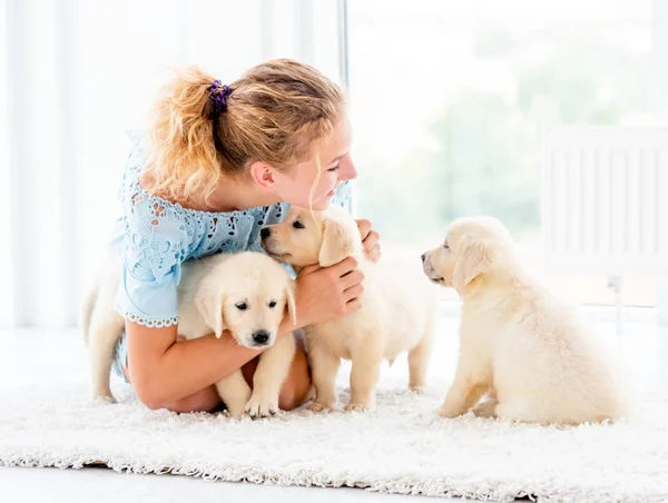 Trevlig flicka och återvinna hundvalp — Stockfoto