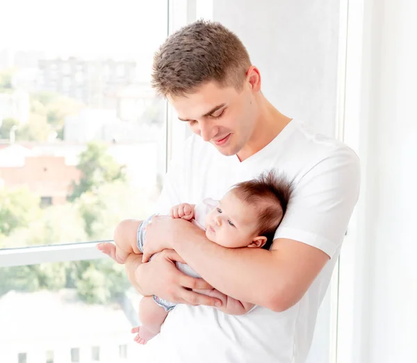 Pai abraçando bebê — Fotografia de Stock