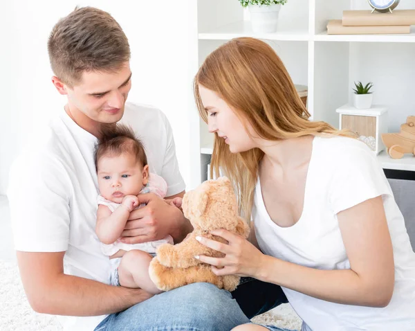 Familie spel met teddybeer — Stockfoto