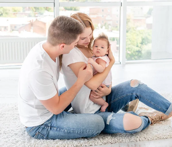 Ouders houden van baby — Stockfoto