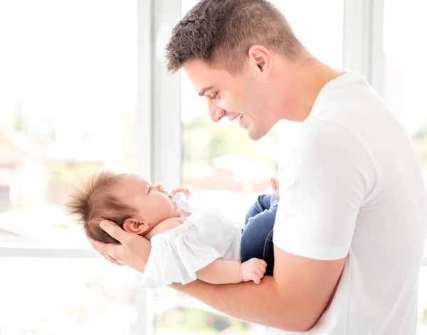 Ojciec obejmując niemowlę — Zdjęcie stockowe