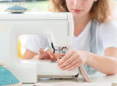Terzi ellere yeni tasarım dikiş
