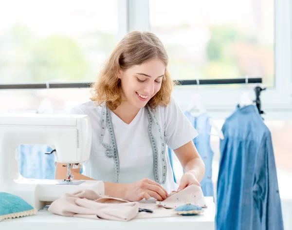 Sempstress esboza bosquejo de la futura pieza de ropa —  Fotos de Stock