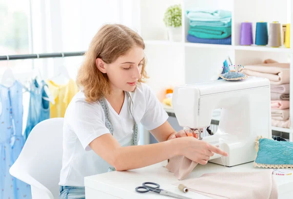 Dressmaker šitím nových návrhů rukama — Stock fotografie