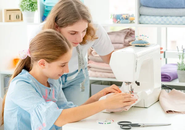 Tailor es estudiante de enseñanza —  Fotos de Stock