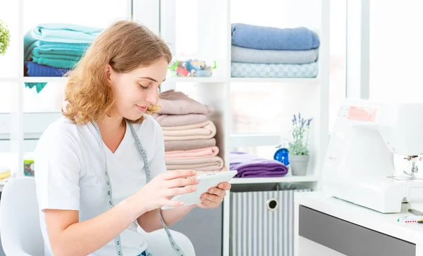 Dressmakerová volba náčrtku na tabletu — Stock fotografie