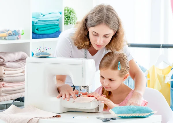 Madre e figlia cucire — Foto Stock