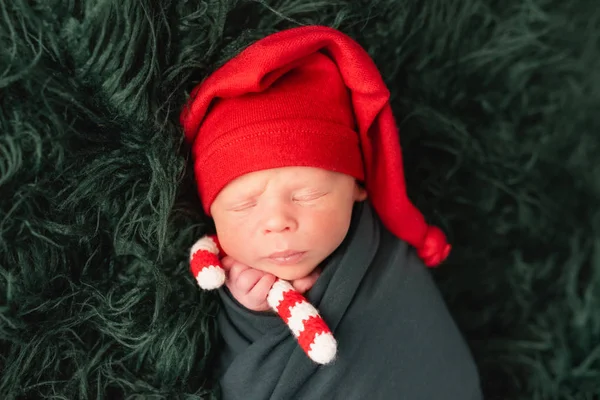 Bebê bonito em vermelho santa chapéu dormindo — Fotografia de Stock