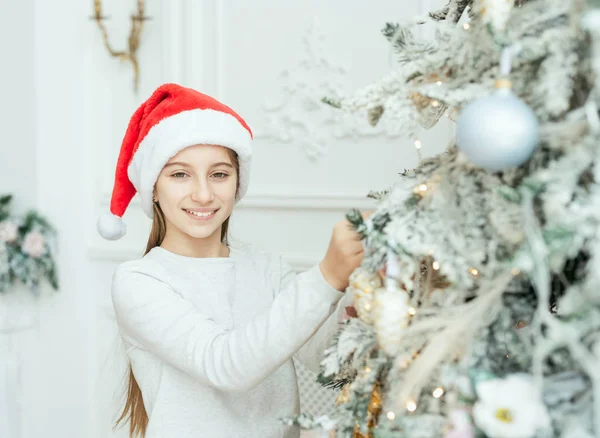 Piccola ragazza sorridente in cappello di Babbo Natale — Foto Stock