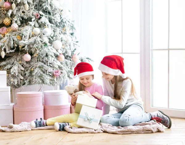 Hermanas abren regalos de año nuevo —  Fotos de Stock