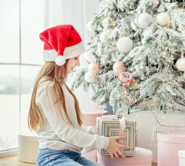 Tini lány nyitott ajándék közel karácsonyfa — Stock Fotó