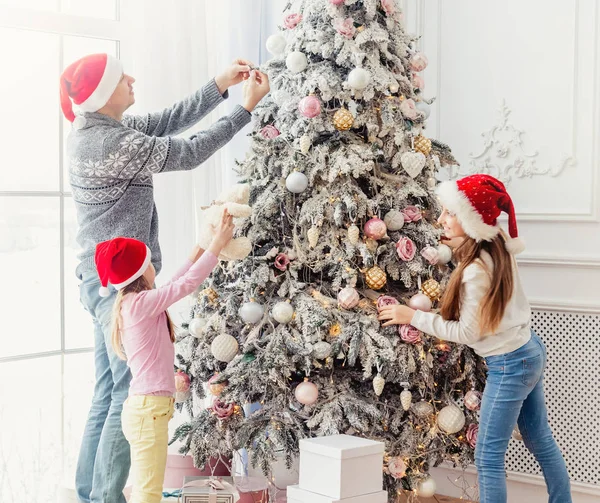 Padre e figlie decorare albero di Natale — Foto Stock