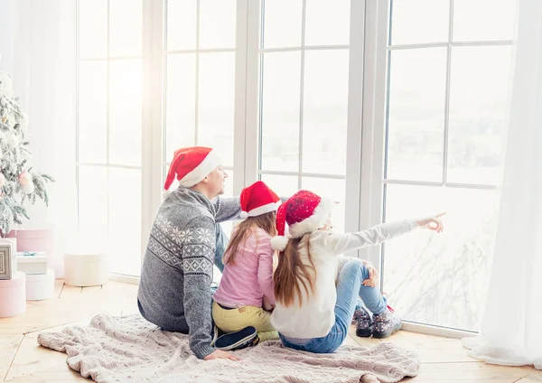 Padre e hijas mirando al aire libre —  Fotos de Stock