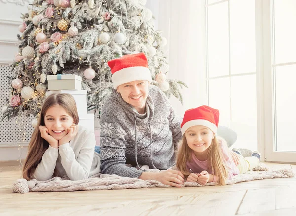 Sonriente padre con hijas acostadas juntas —  Fotos de Stock