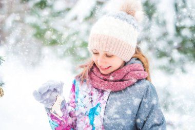 Noel ağacı süsleyen kız