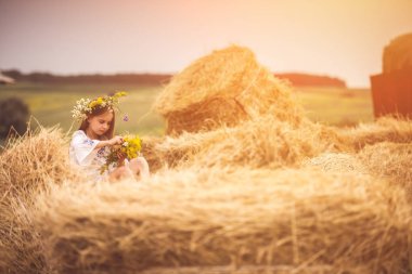 Samanlık üzerinde oturma