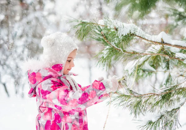 Petite fille décoration arbre de Noël — Photo