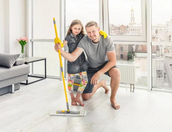 Menina com o pai limpando o chão — Fotografia de Stock