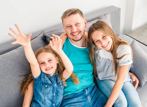 Папа с дочерьми наслаждаются выходными в помещении — стоковое фото